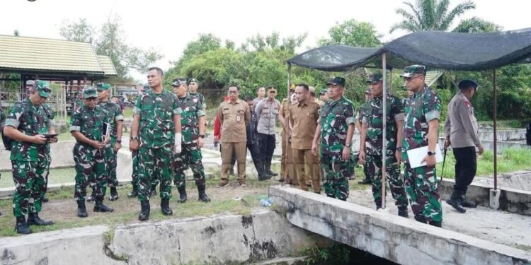 Wali Kota Palangka Raya, Fairid Naparin bersama Wakasad saat berada di balai benih pertanian Kelurahan Banturung, Palangka Raya. (Foto: Istimewa)